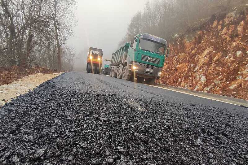 Asfaltiranje dionice ratnog puta na Igmanu (Foto: Vlada KS)