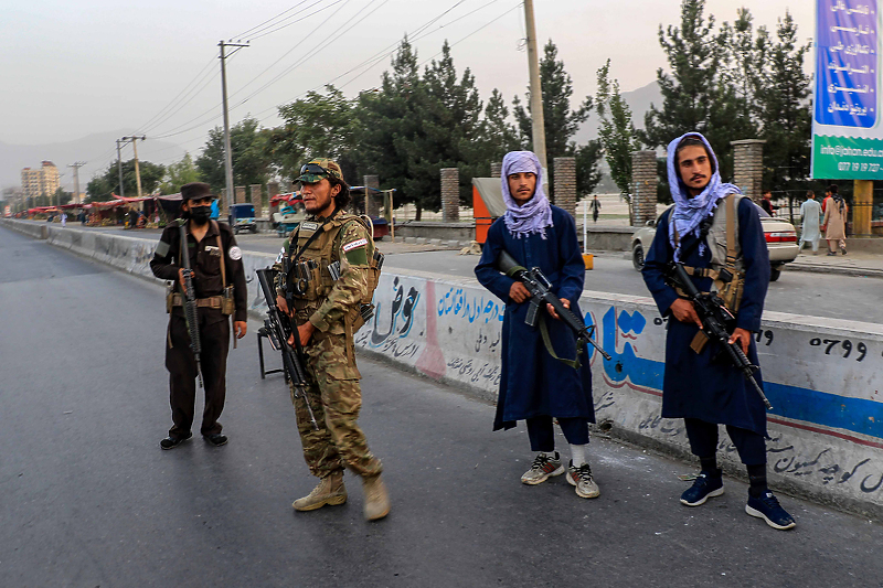 Talibani ispred Univerziteta u Kabulu (Foto: EPA-EFE)