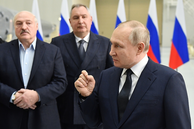 Rogozin (u sredini) sa Vladimirom Putinom i Aleksandrom Lukašenkom (Foto: EPA-EFE)