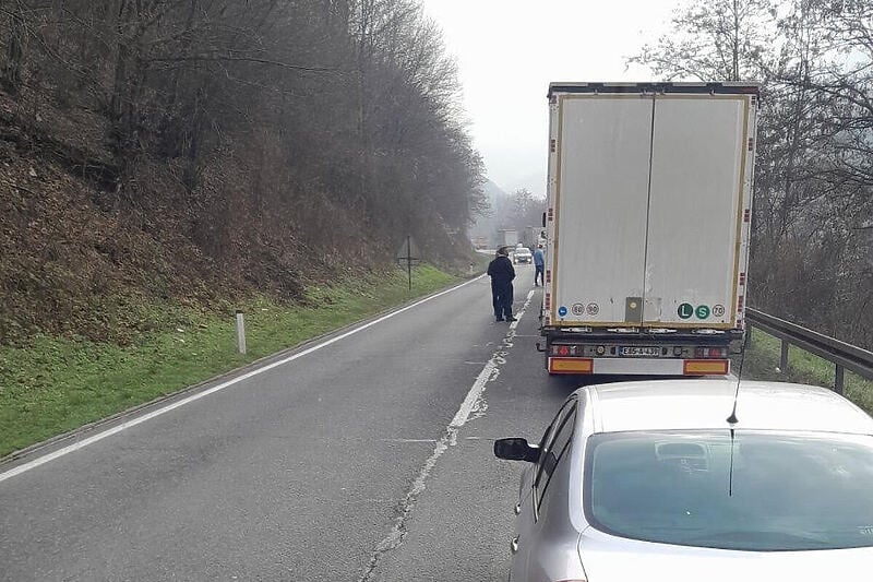 Kolone na magistralnom putu M-17 zbog obustave saobraćaja (Foto: Čitatelj)