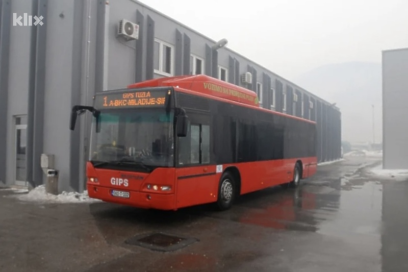 Jedan od autobusa koji saobraća ulicama Tuzle (Foto: Arhiv/Klix.ba)