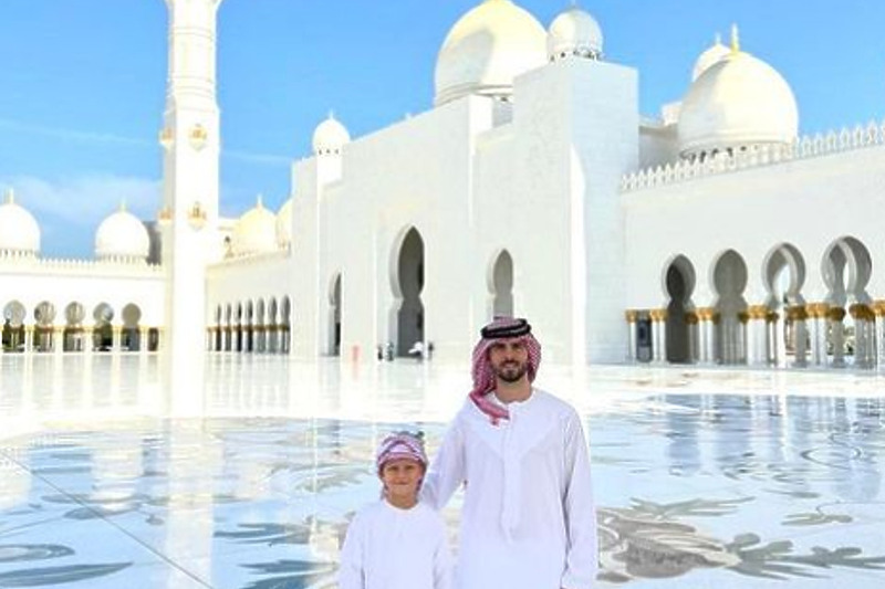 Miralem Pjanić sa sinom Edinom ispred džamije Šeika Zayeda (Foto: Instagram)