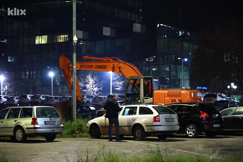 Raskopavanje zelene površine u centru Sarajeva (Foto: I. L./Klix.ba)