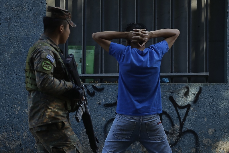 Snage sigurnosti El Salvadora mjesecima se bore protiv bandi i dilera (Foto: EPA-EFE)