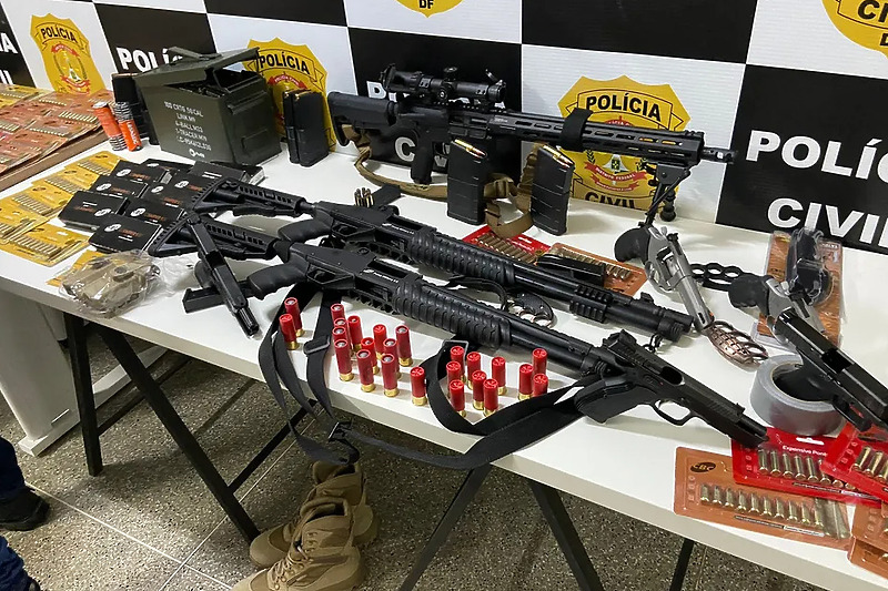 Oružje koje je pronađeno u stanu (Foto: Globo.com)