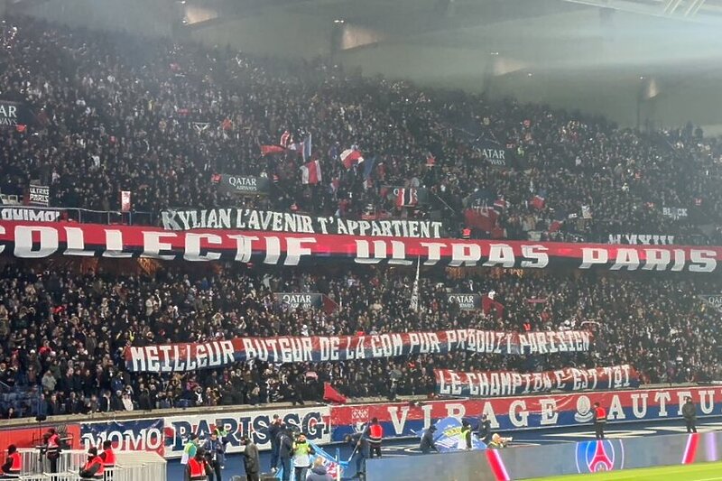 Transparent među ultrasima PSG-a (Foto: Twitter)