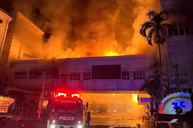 Požar je zahvatio veliku površinu hotela (Foto: Twitter)