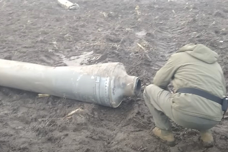 Bjeloruski vojnici na mjestu pada rakete (Screenshot: Belta.by)