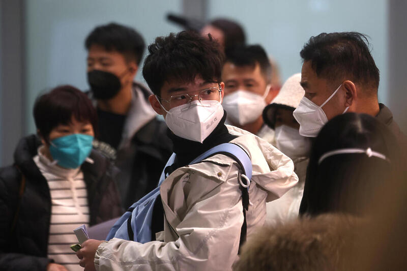 Putnici iz Kine stoje u redu za testiranje na Covid na aerodromu Malpensa u Milanu (Foto: EPA-EFE)