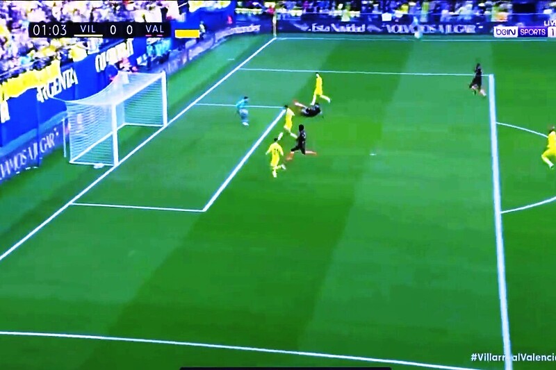 Trenutak kada je Moreno udario loptu (Foto: Screenshot)