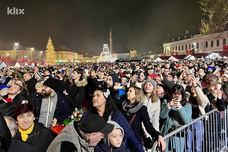 Najmasovniji javni doček Nove godine bio je u Tuzli (Foto: A. K./Klix.ba)