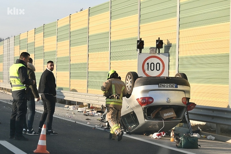Te ak Udes Na Autoputu U Vlakovu Automobil Zavr io Na Krovu Saobra aj te-ak-udes-na-autoputu-u-vlakovu-automobil-zavr-io-na-krovu-saobra-aj