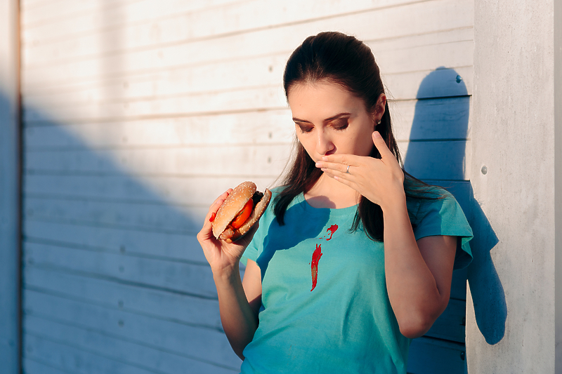 Jedenje hamburgera zna biti izazovno zbog kečapa © Shutterstock