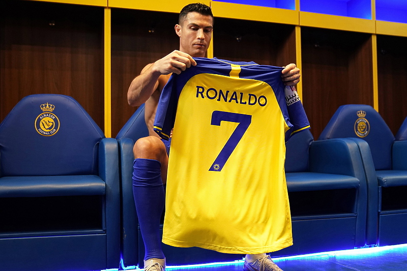 Cristiano Ronaldo s dresom novog kluba (Foto: EPA-EFE)
