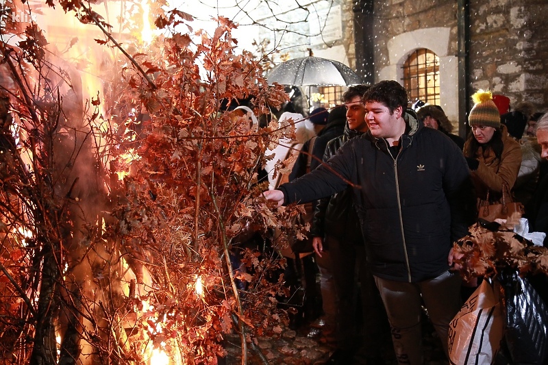 S prošlogodišnjeg nalaganja badnjaka u Sarajevu (Foto: Arhiv/Klix.ba)