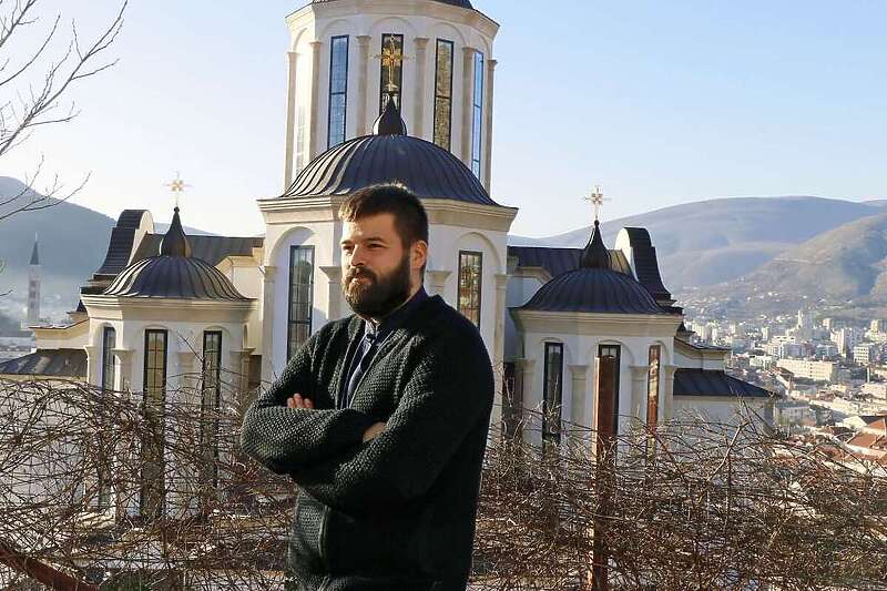 Duško Kojić ispred Saborne crkve u Mostaru (Foto: FENA)