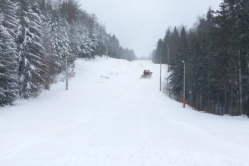Na Ponijerima dovoljno snijega za početak skijanja (Foto: JU KSC Kakanj)
