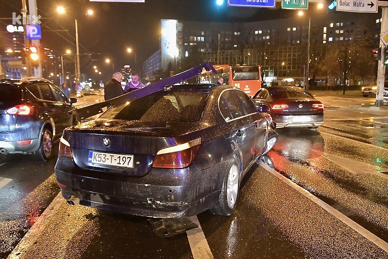 Saobraćajna nesreća u ulici Zmaja od Bosne (Foto: I. Š./Klix.ba)