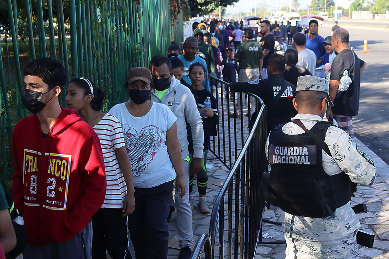 Migranti stoje u redu ispred privremenog servisnog centra Nacionalnog instituta za migracije (Foto: EPA-EFE)