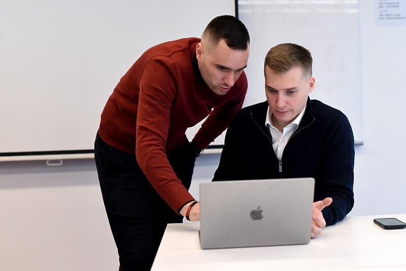 Emir Pirić (lijevo) i njegov partner u kompaniji redovno prenose znanje mlađim uposlenicima