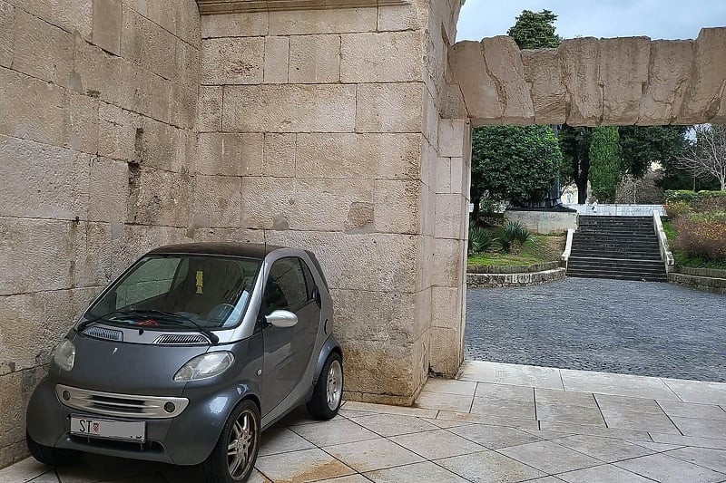 Parkirano vozilo u sklopu Dioklecijanove palače u Splitu