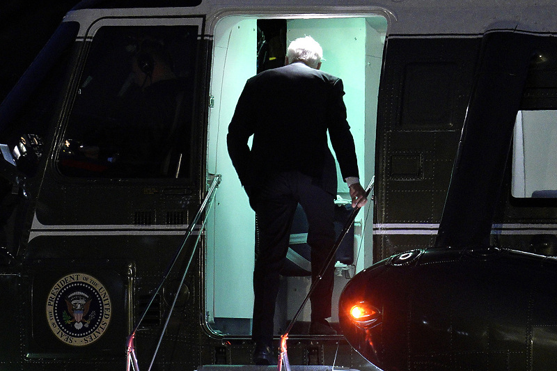 Joe Biden se ukrcava u helikopter na posjedu Bijele Kuće (Foto: EPA-EFE)