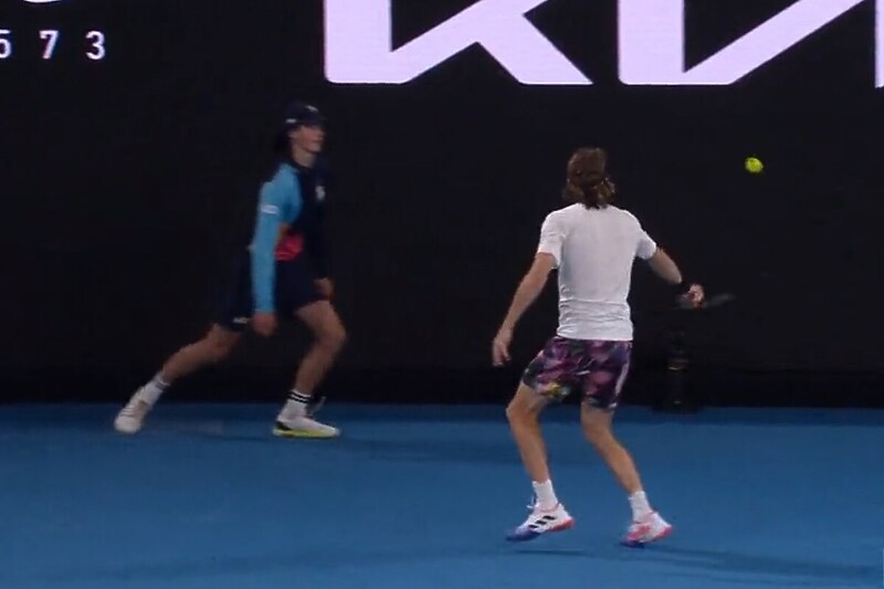 Trenutak kada je Tsitsipas udario lopticu (Foto: Screenshot)