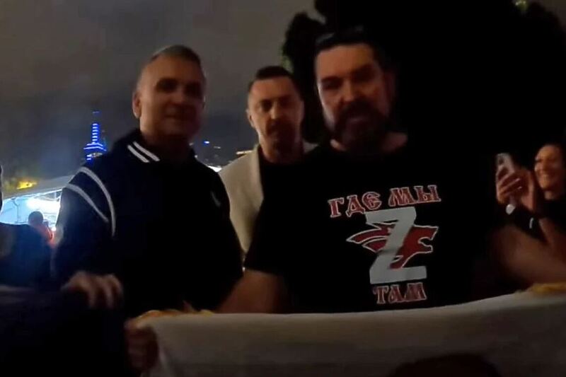 Srđan Đoković s navijačima koji su nosili "Z" na majicama i ruske zastave