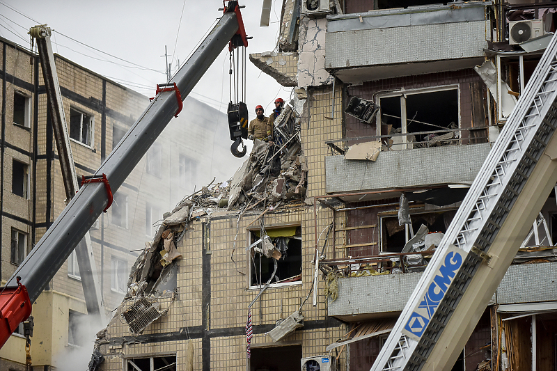 Evakuacija nakon pada rakete na stambenu zgradu u Dnjepru 15. januara 2023. godine (Foto: EPA-EFE)