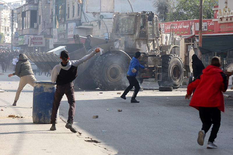 Palestinci bacaju kamenje na izraelske snage nakon što je ubijeno devet osoba u operaciji u Jeninu (Foto: EPA-EFE)
