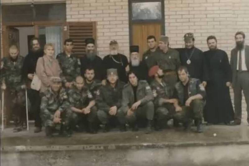 Amfilohije u društvu patrijarha Pavla sa grčkim dobrovoljcima u Vlasenici 1995. godine
