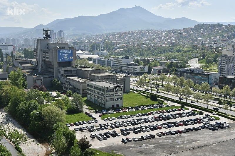 Zemljište koje prodaje BHRT nalazi se odmah uz zgradu sjedišta televizije uz gradsku saobraćajnicu (Foto: I. Š./Klix.ba)