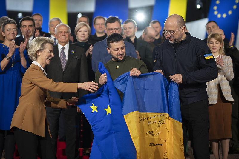 Zelensky i Ursula von der Leyen drže zastave EU i Ukrajine tokom Samita (Foto: EPA-EFE)