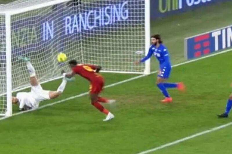 Trenutak kada je golman Empolija sjajno zaustavio pokušaj Abrahama (Foto: Screenshot/Twitter)