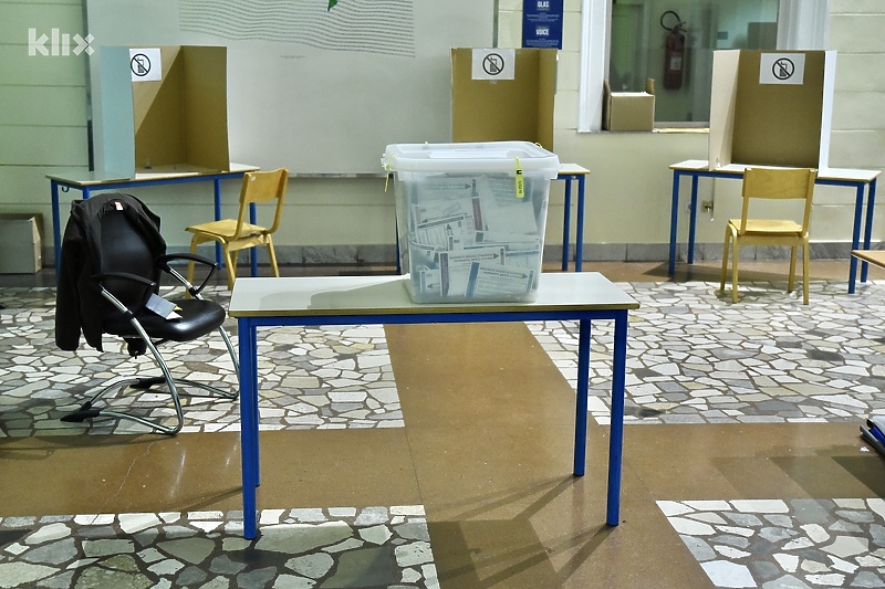 Na biračkom mjestu Ribić danas je došlo do incidenta tokom glasanja na prijevremenim izborima (Foto: T. S./Klix.ba)