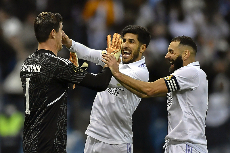 Thibaut Courotis, Marco Asensio i Karim Benzema (Foto: EPA-EFE)