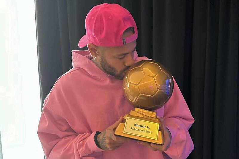 Neymar sa Samba Gold loptom