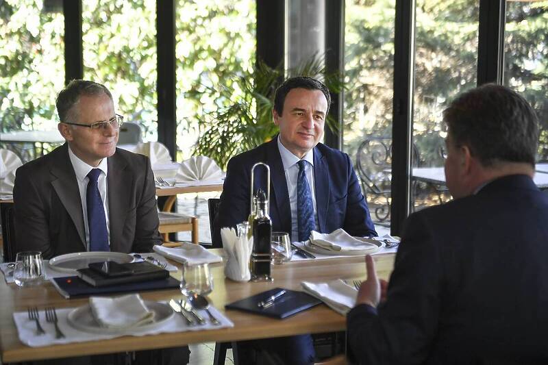 Premijer Kosova Albin Kurti tokom sastanka sa Miroslavom Lajčakom (Foto: Twitter)