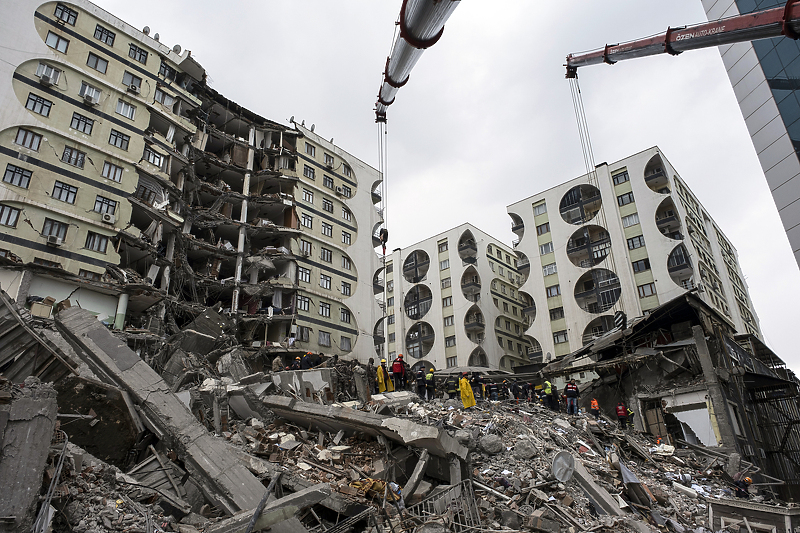 Srušena zgrada nakon zemljotresa u Diyarbakiru, jugoistok Turske (Foto: EPA-EFE)