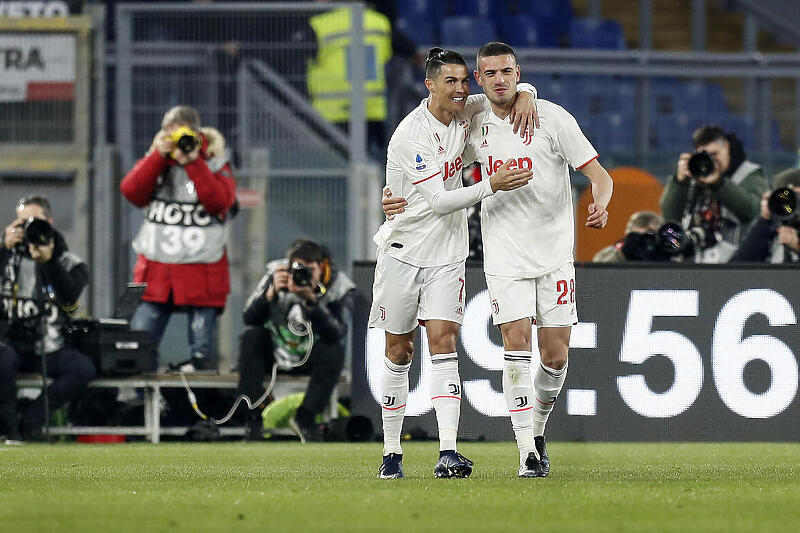 Demiral i Ronaldo u zagrljaju, bili su veliki prijatelji dok su igrali zajedno u Juventusu (Foto: EPA-EFE)