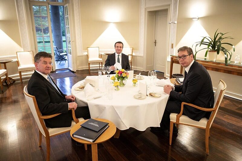 Sa jednog od ranijih sastanaka Vučića i Kurtija sa Lajčakom (Foto: Twitter)