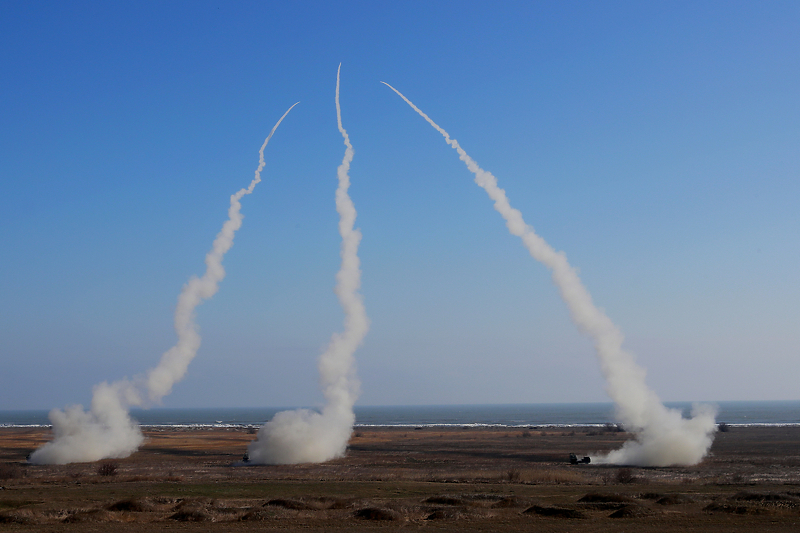 Tri višecijevna raketna bacača M142 HIMARS ispaljuju bojeve rakete (Foto: EPA-EFE)