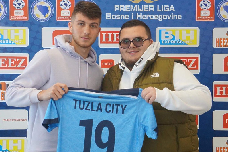 Subašić u društvu sportskog direktora Tuzla Cityja Ernada Husića (Foto: FK Tuzla City)