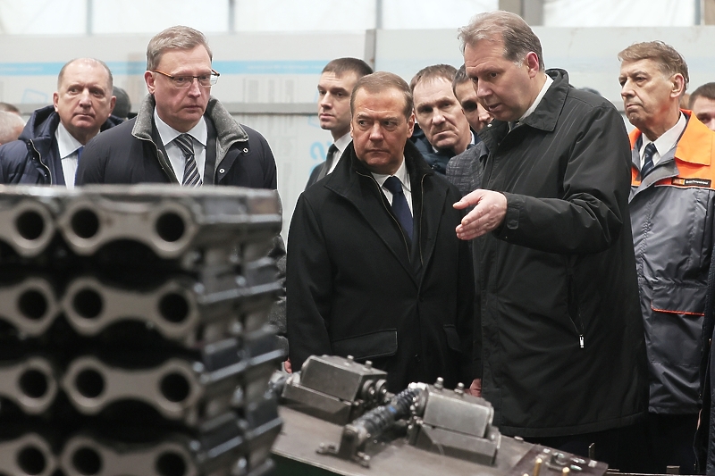 Medvedev u posjeti fabrici transportnih mašina (Foto: EPA-EFE)