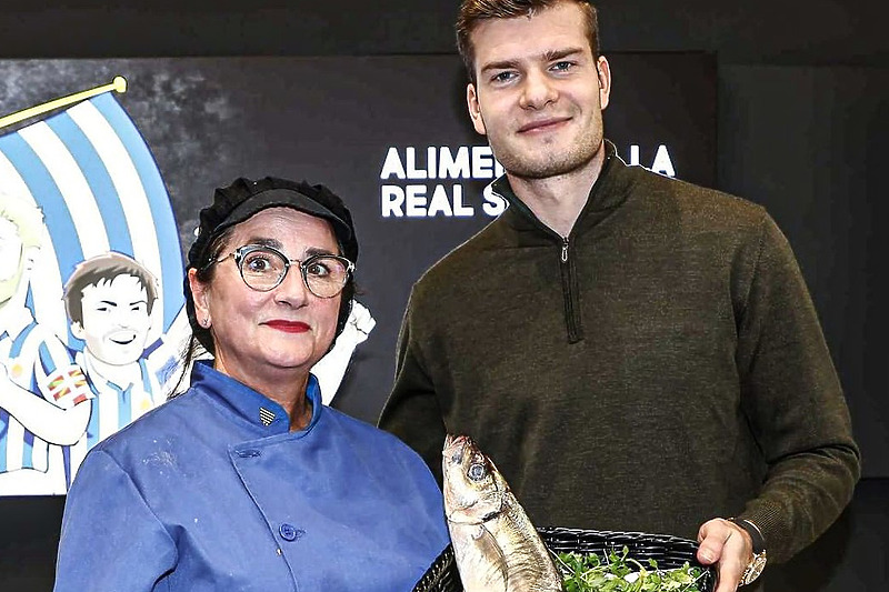 Sorloth s prestižnom nagradom (Foto: Real Sociedad FC)