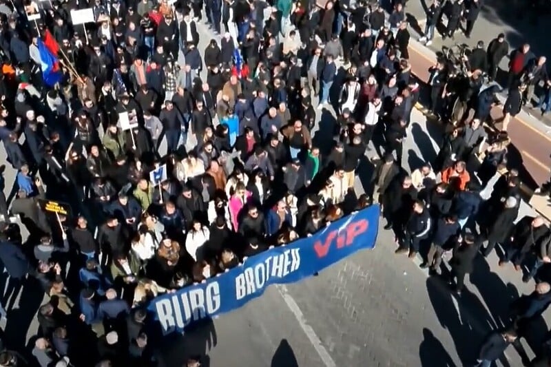 S današnjih protesta u Tirani (Screenshot: Youtube)