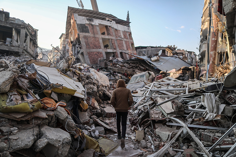 Muškarac hoda pored srušenih zgrada nakon snažnog zemljotresa u Hatayu (Foto: EPA-EFE)