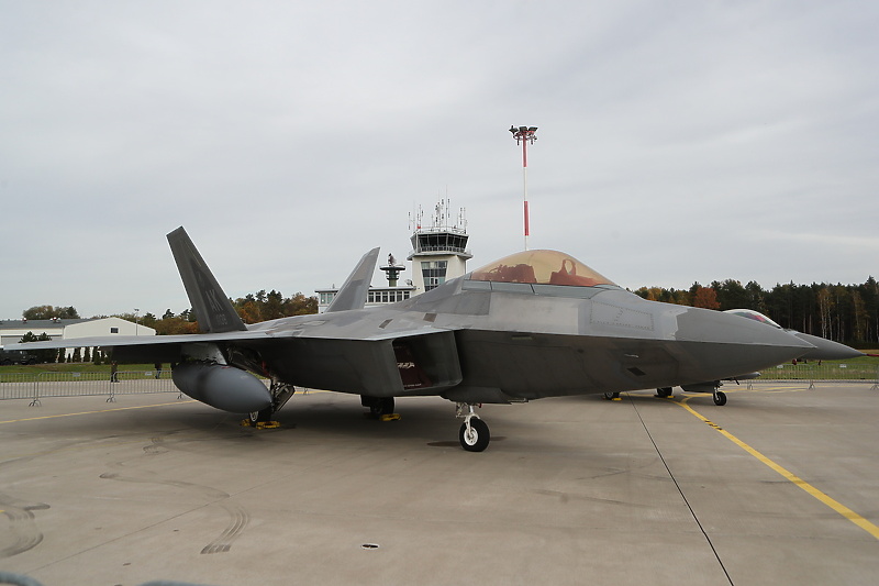 Amerikanci podigli avione F-22 (Foto: EPA-EFE)