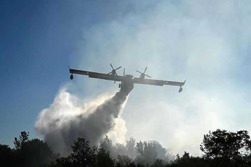 Hoće li kanaderi gasiti požare u Hercegovini? (Foto: Marko Picek/Pixsell)