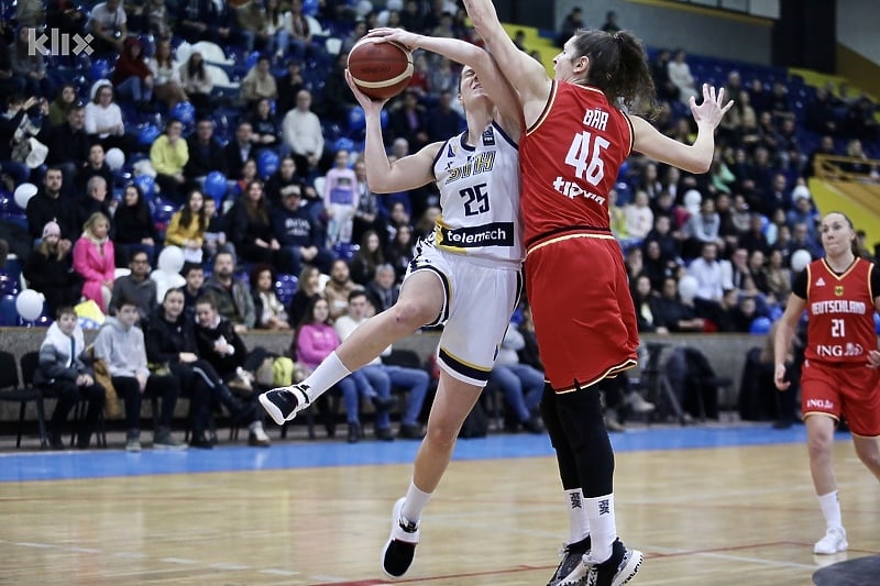 Anđela Delić u prodoru ispod koša Njemačke (Foto: T. S./Klix.ba)